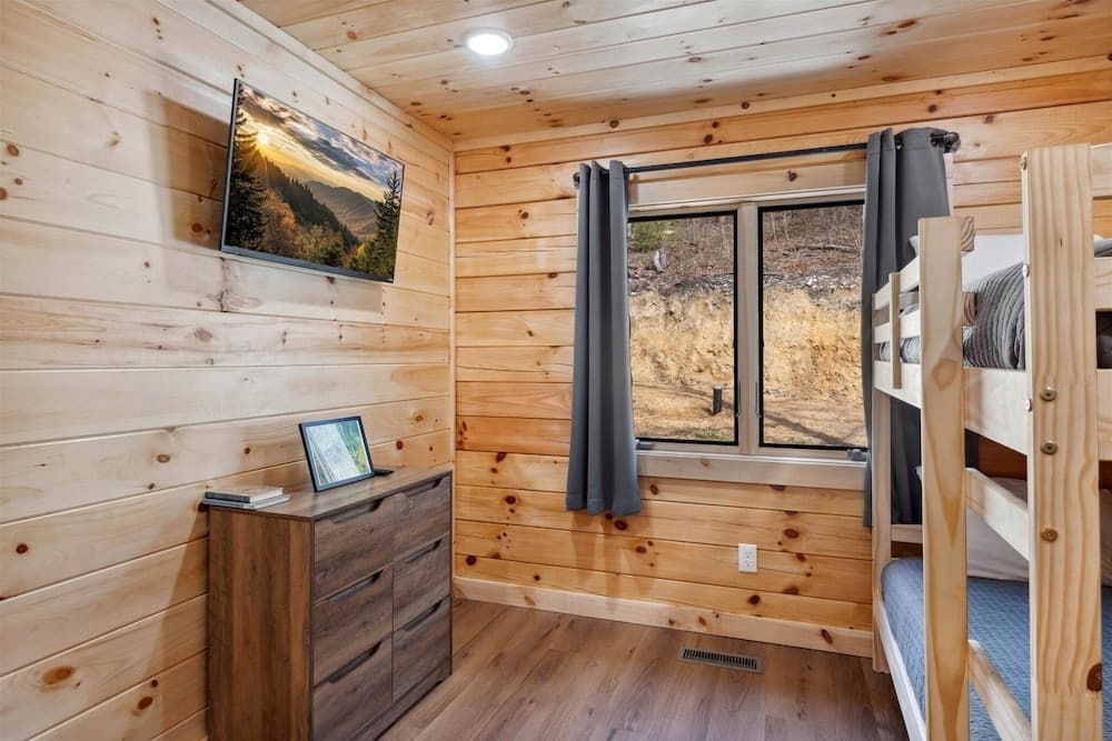 Above The Summit 5 Bedroom Cabin by RedAwning