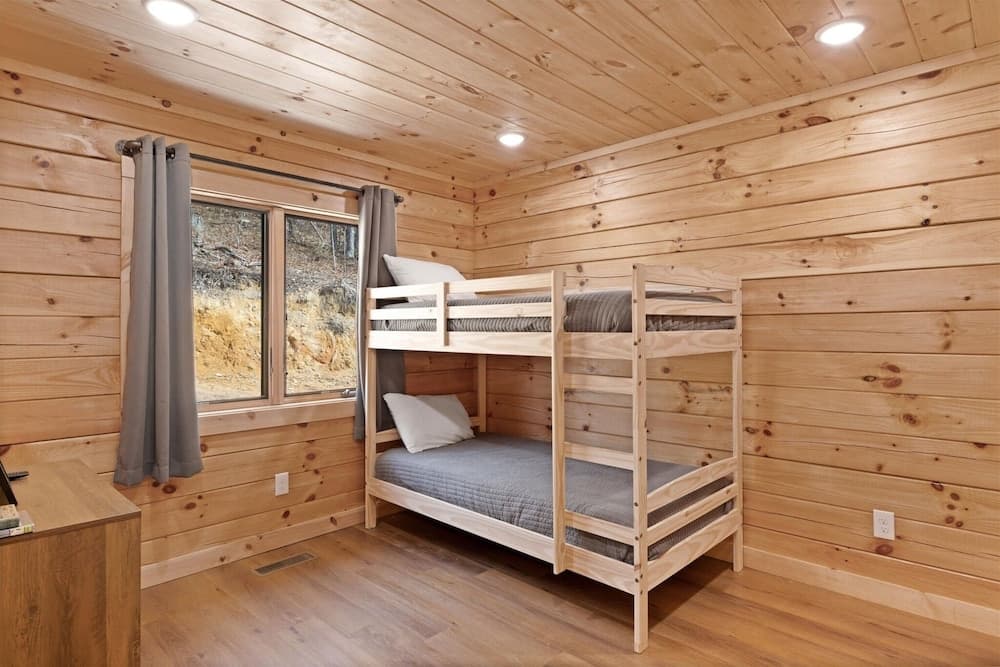 Above The Summit 5 Bedroom Cabin by RedAwning