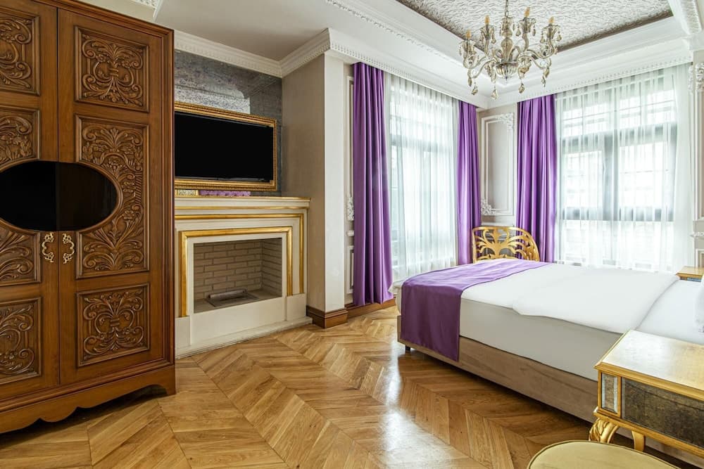 Hotel Room in Historic Mansion in Beylerbeyi