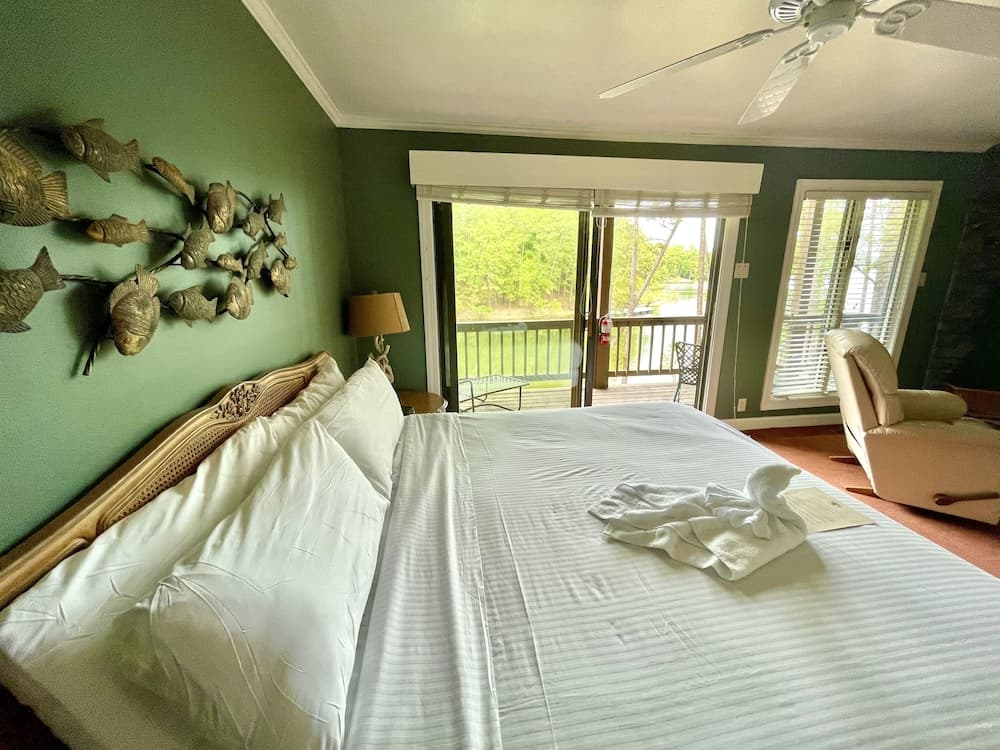 80BPD, Four bedroom, two 1/2 bath log-sided condo with lake view , garage by RedAwning