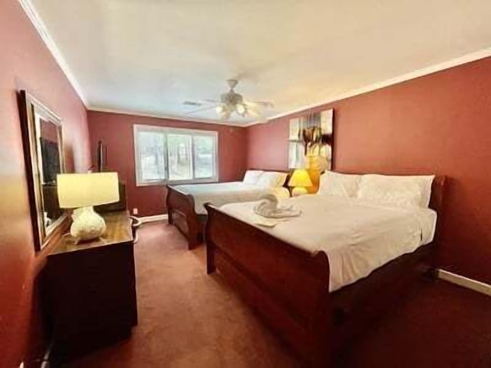 80BPD, Four bedroom, two 1/2 bath log-sided condo with lake view , garage by RedAwning