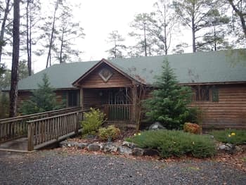 Lake View Three Bedroom, Three Bath Cottage With Private hot tub Overlooking Lake Ouachita. by Redawning