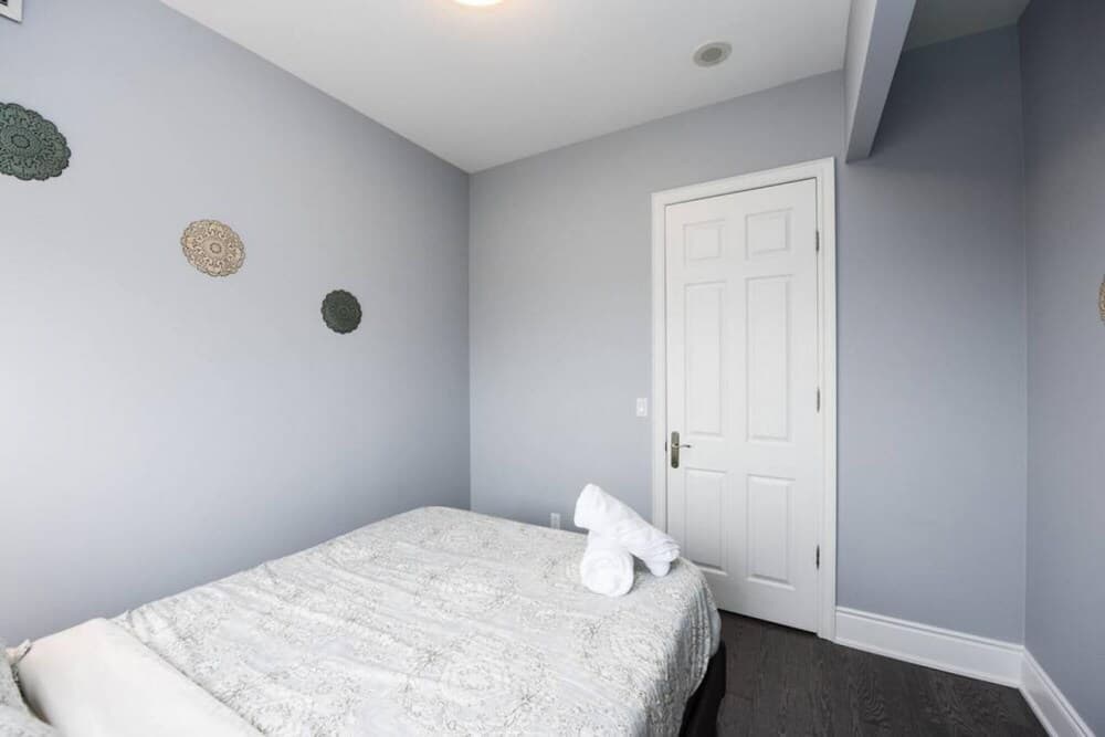 Ornate Penthouse Near Square One Mall