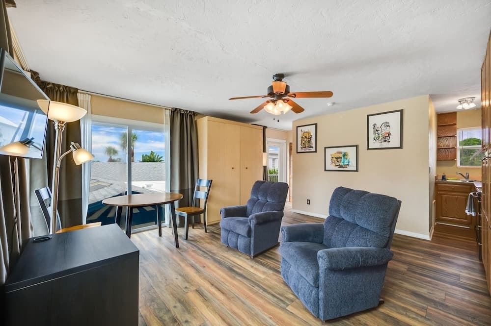 Clearwater Beach Paradise - Monthly Beach Rental 1 Bedroom Home