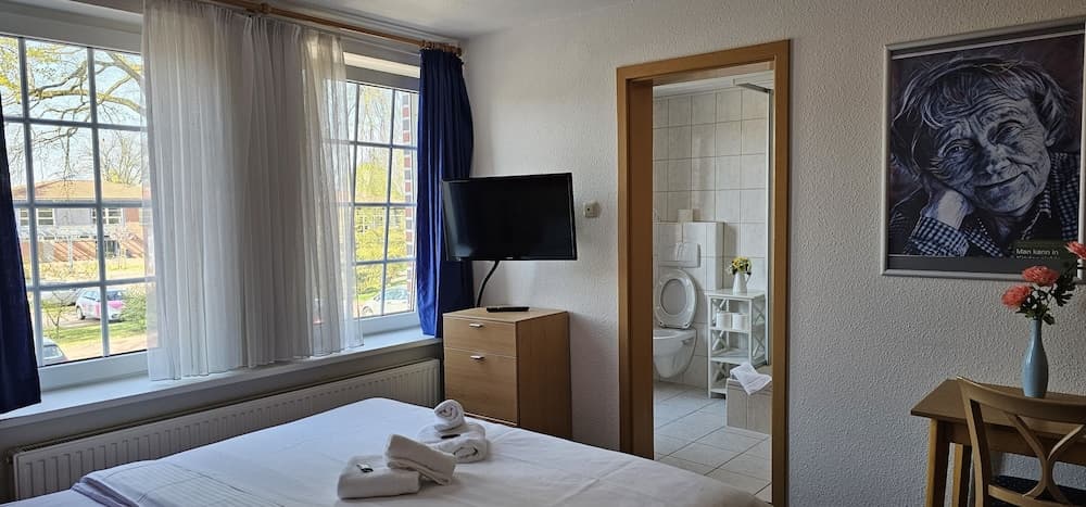 Apartment With Garden and City View