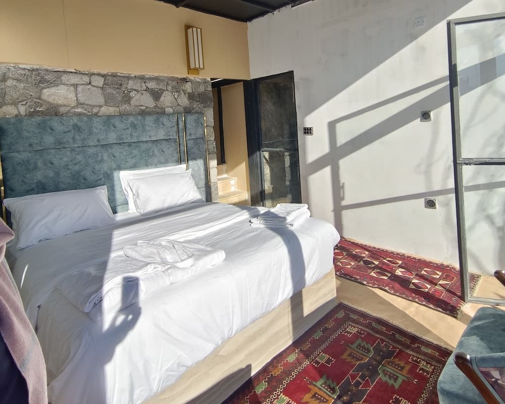 Stunning Cliff-edge 2-bedroom Chalet in Karimabad