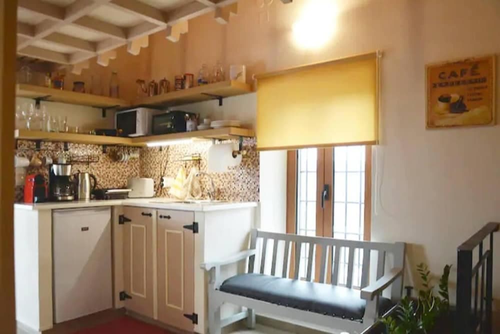 Charming 3-bed House in Alfa