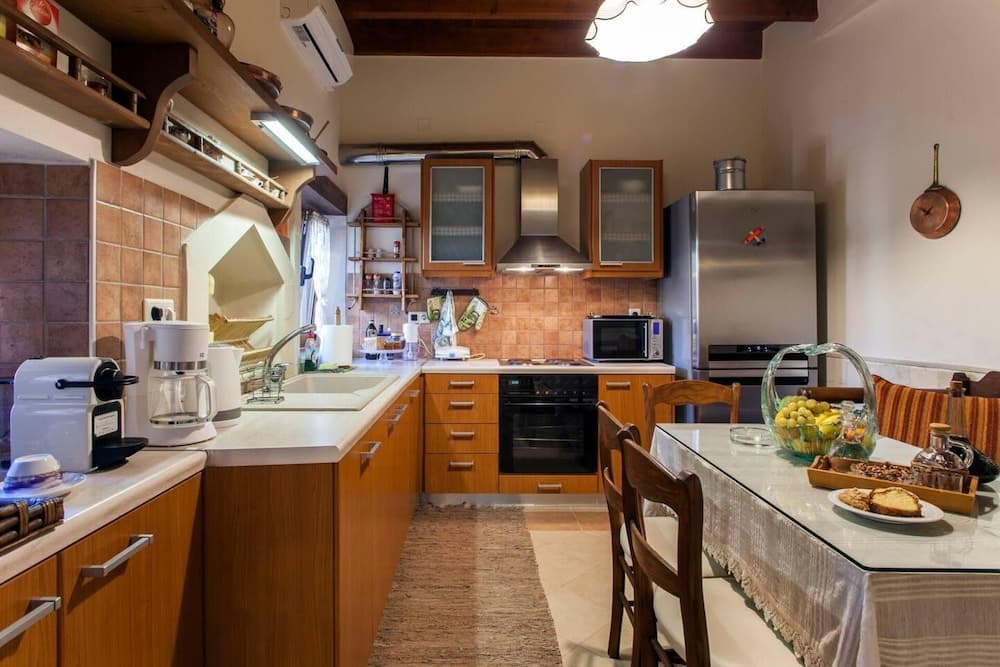 Charming 3-bed House in Alfa