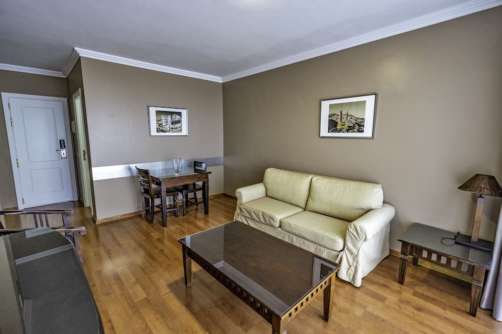 Coral La Quinta Park Suites