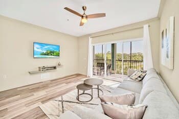 3BR Condo - Balcony Pool Hot tub - Near Disney