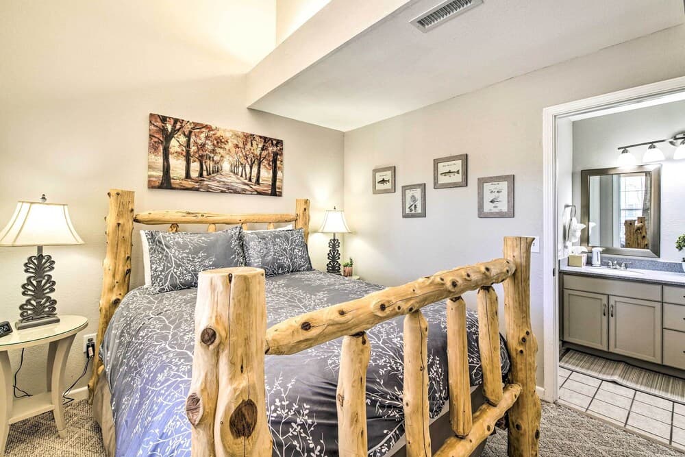 Charming Condo w/ Deck, 4 Mi to Branson Strip