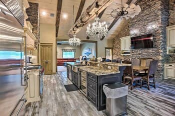 College Station Getaway w/ Pool Table + Bar!