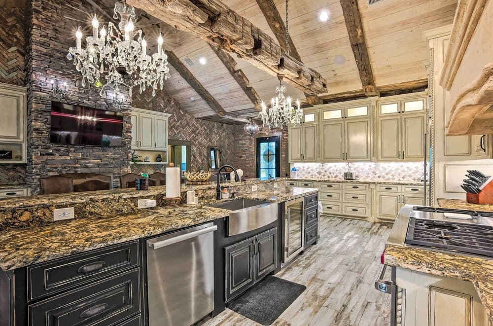 College Station Getaway w/ Pool Table + Bar!