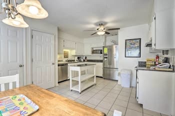 Family-friendly Hilton Head Home: 2 Mi to Beach!