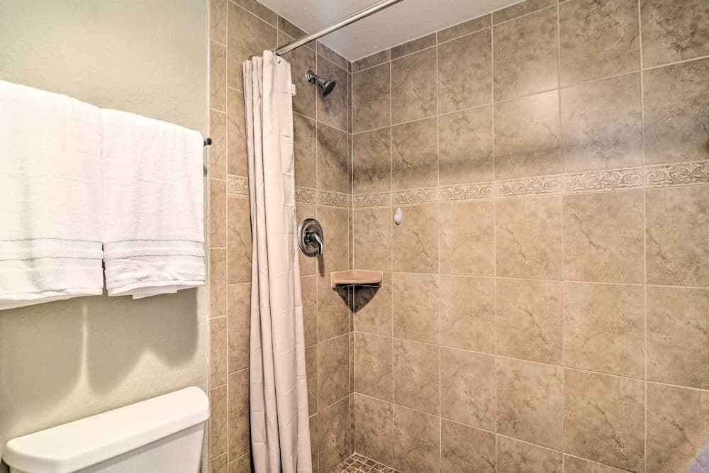 Coastal Clearwater Condo: Half Mile to Beach!