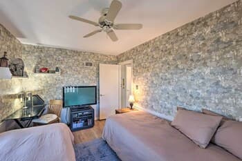 Cozy Kansas City Home w/ Yard - 9 Mi to Dtwn!