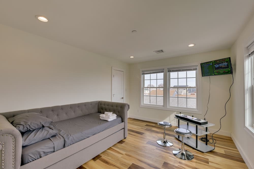 Expansive Long Island Abode: Yard & Balconies!