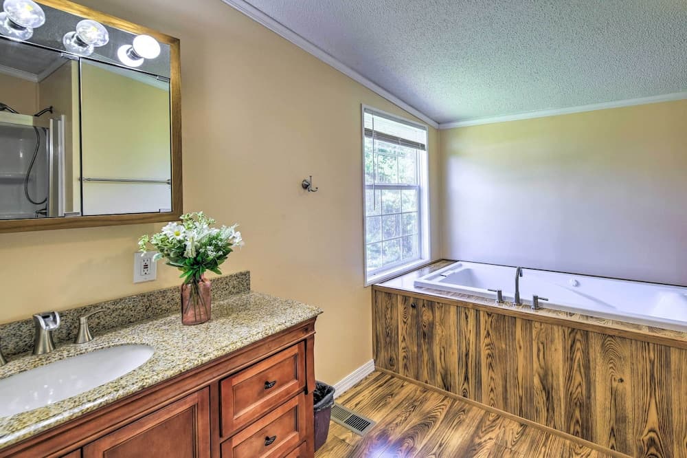 Hiwassee Home w/ Mtn + Sunset Views - Dog OK!