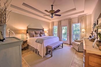 Sunny Seguin Retreat w/ Canoes on Guadalupe River!