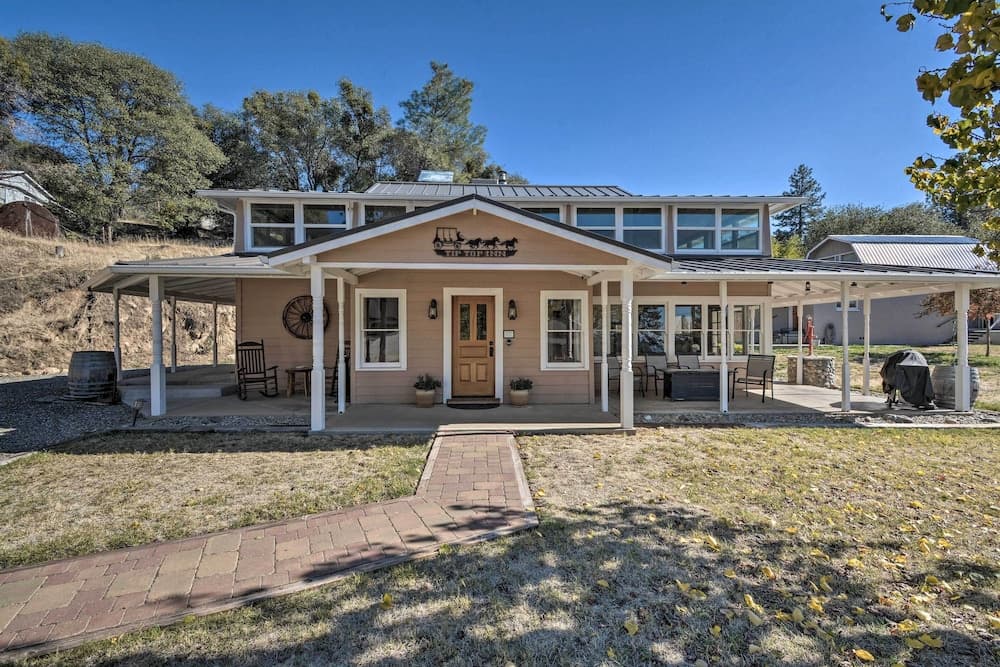 Historic Mariposa Stagecoach Stop w/ Gas Fire Pit!