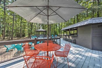 Lavish Broken Bow Getaway w/ Hot Tub on ~ 6 Acres!