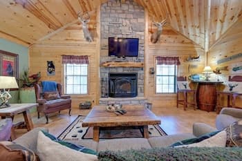 Lavish Cabin: Hot Tub & Deck, Near Broken Bow Lake