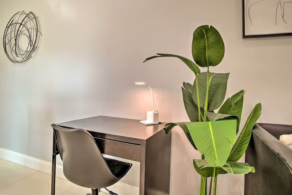 Lovely Lauderhill Retreat < 12 Mi to Beach!