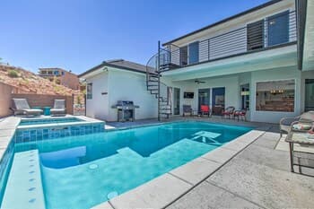 Luxury Desert Hideaway: Explore National Parks!