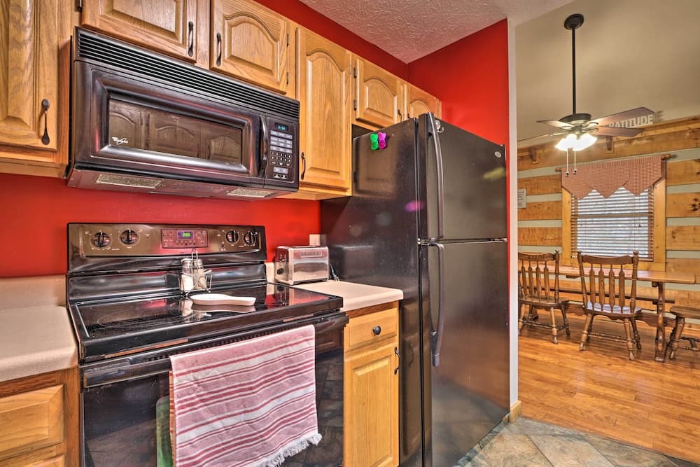 Pigeon Forge Cabin w/ Hot Tub, 12 Mi to Dollywood!