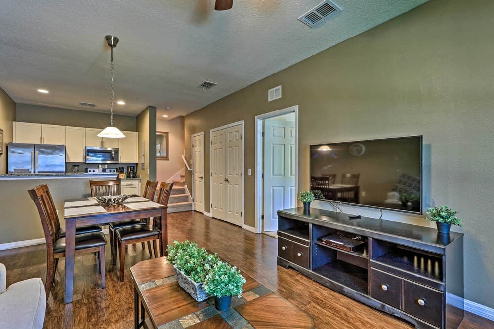 Dreamy Kissimmee Condo ~ 4 Mi to Disney Magic!