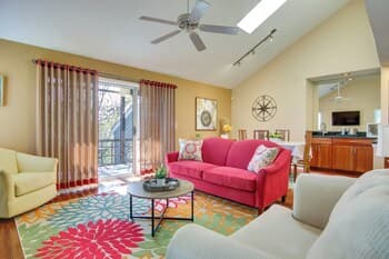 Condo w/ 2 Balconies & 3 Pools < 2 Mi to Beach!