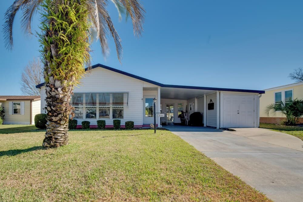 Lady Lake House w/ Lanai & Community Pool!