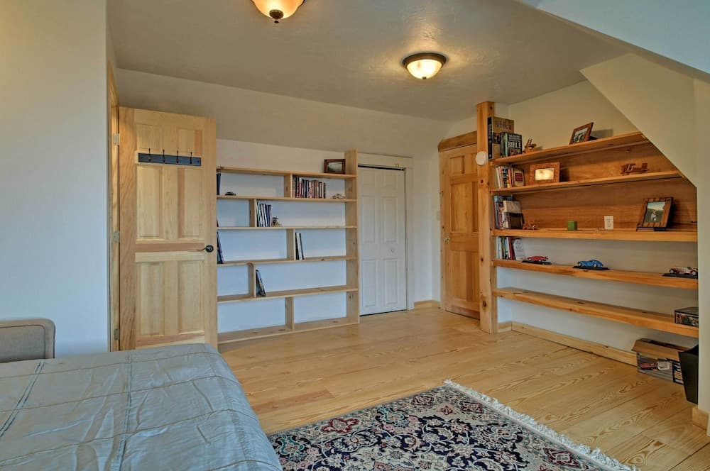 Spacious Gilford Retreat w/ Deck: 2 Mi to Skiing!