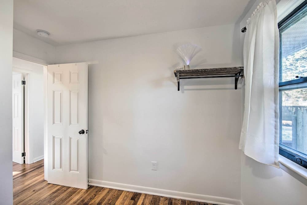 Marietta Home w/ Private Hot Tub, Pool Table!