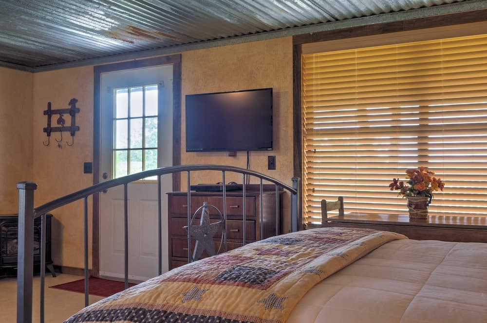 Charming Carmine Studio w/ Pond On 60-acre Farm!