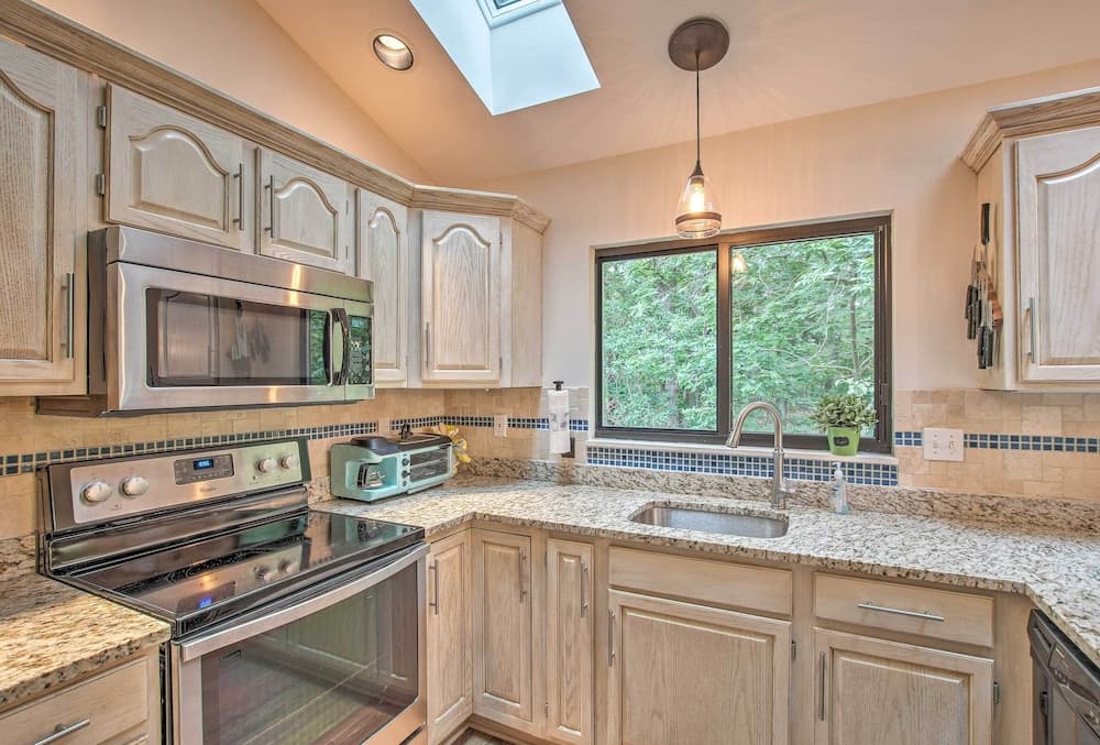 Updated Lakefront Home W/hot Tub, Fire Pit, Boats!