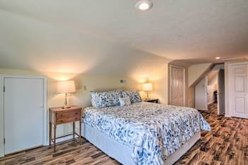 Table Rock Lakefront Getaway w/ Private Swim Dock!