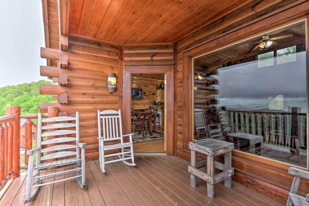 'million Mile View' Cabin w/ Games + Mtn View!