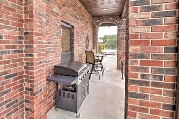 Roomy Multi-family Retreat in Dtwn Mountain Home!