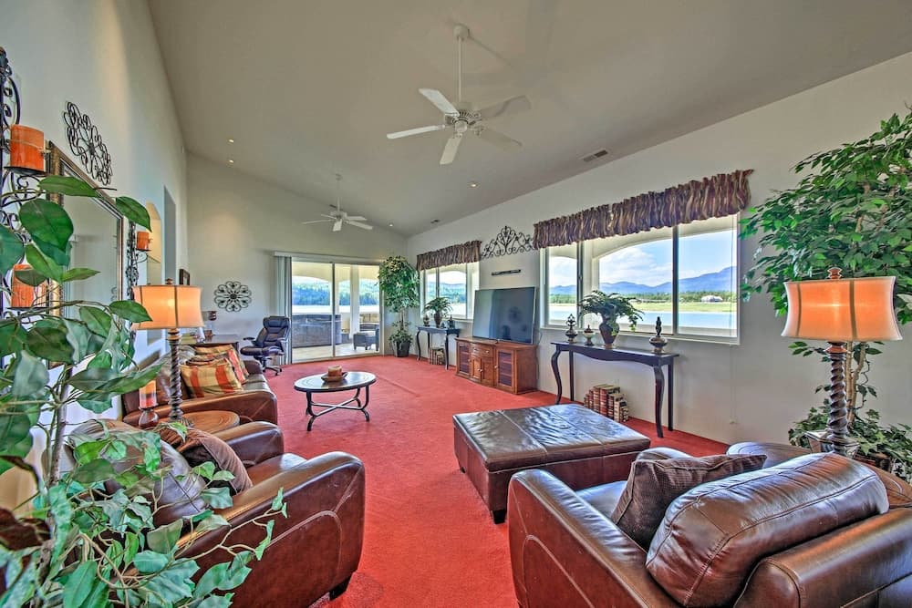 Massive, Grand Chic Getaway on Pend Oreille River!