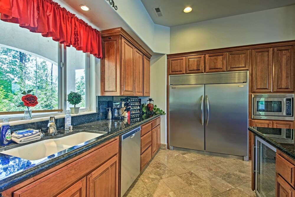 Massive, Grand Chic Getaway on Pend Oreille River!