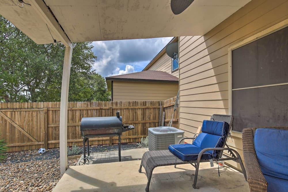 Pet-friendly Getaway w/ Yard ~ 4 Mi to Seaworld!