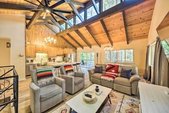 Pine Mountain Cabin w/ Hot Tub, 2 Mins to Marina!