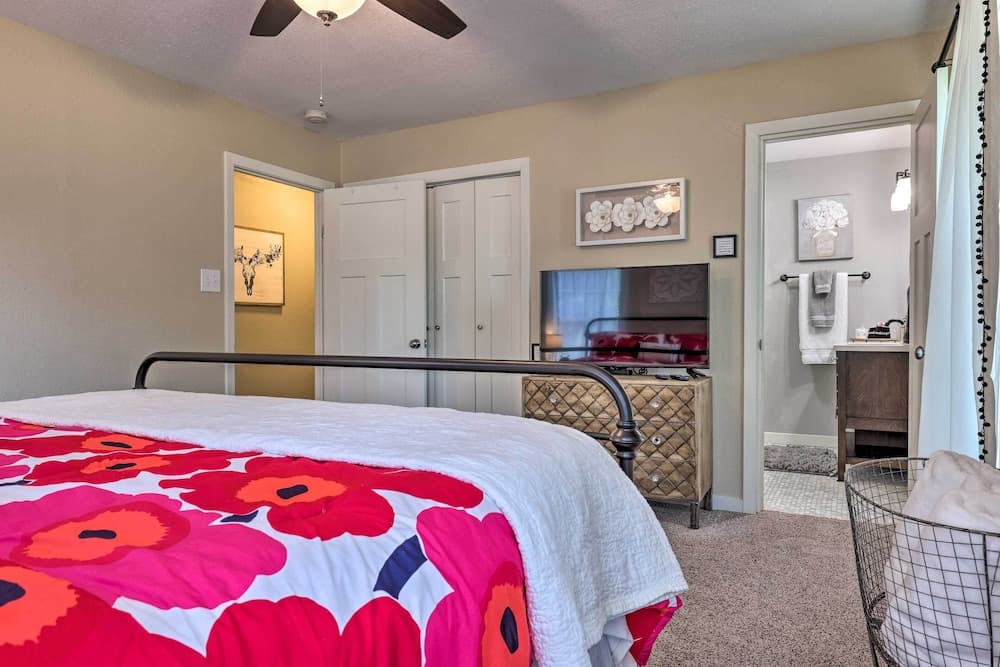Cozy Retreat w/ Hot Tub & Fire Pit: Close to Main!