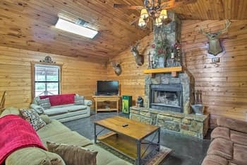 Peaceful Pet-friendly Retreat w/ Private Hot Tub!