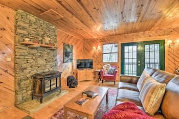 Cozy Maggie Valley Cabin w/ Deck & Private Hot Tub