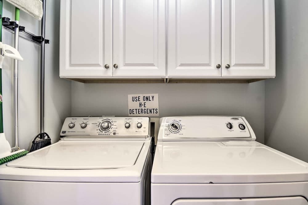 Sunny Condo, 3 Mi to Broadway at the Beach!