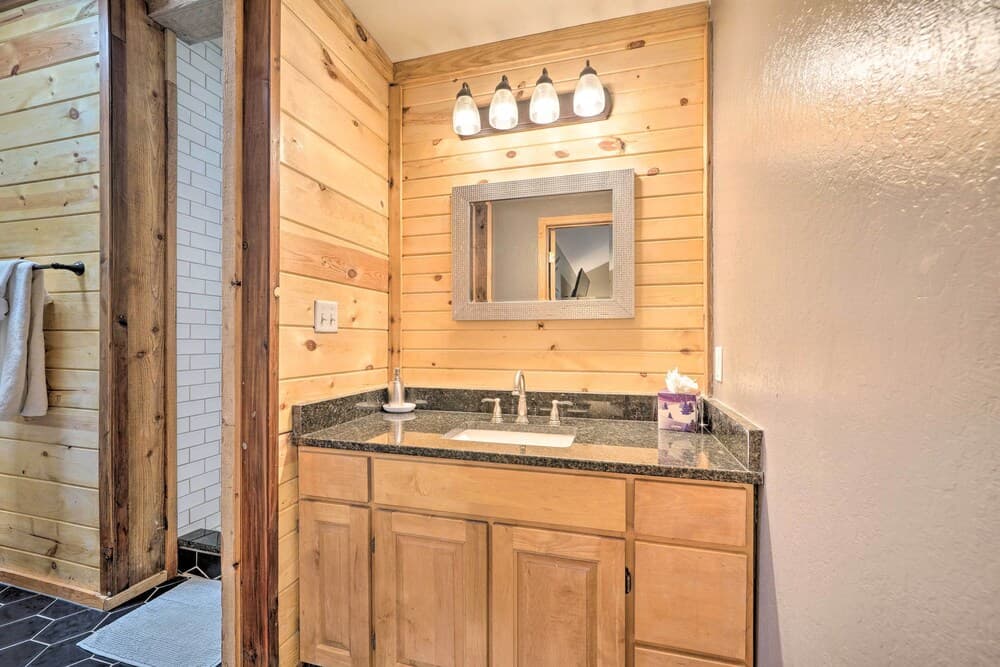 Broken Bow Cabin With Hot Tub & Game Room!