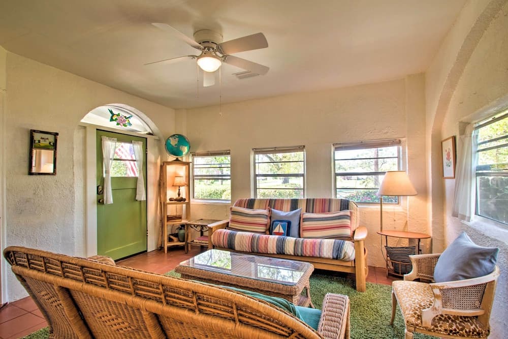 Colorful Pensacola Oasis: 1 Block to Bayview Park!