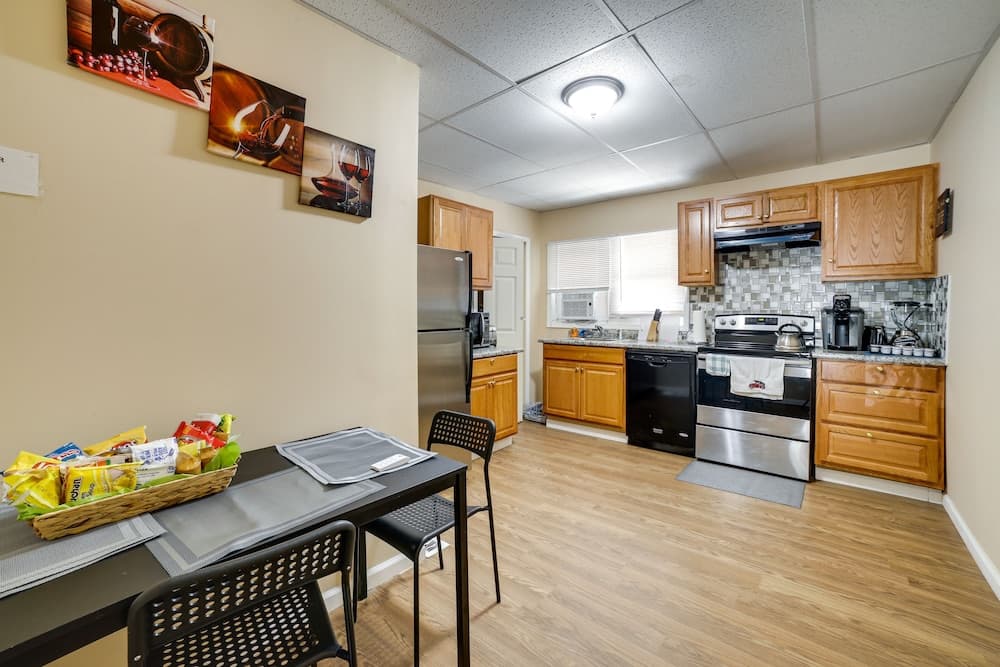 West Oakland Home - 2 Mi to Downtown Pittsburgh!